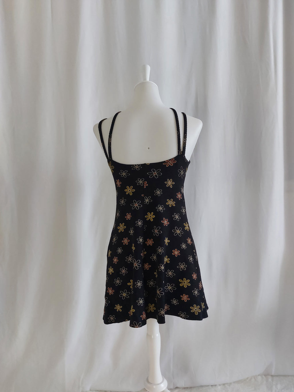 Schwarzes Sommerkleid mit Kreuzträgern