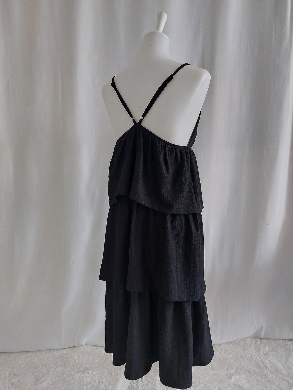 Schwarzes Kleid im Maxikleid-Stil