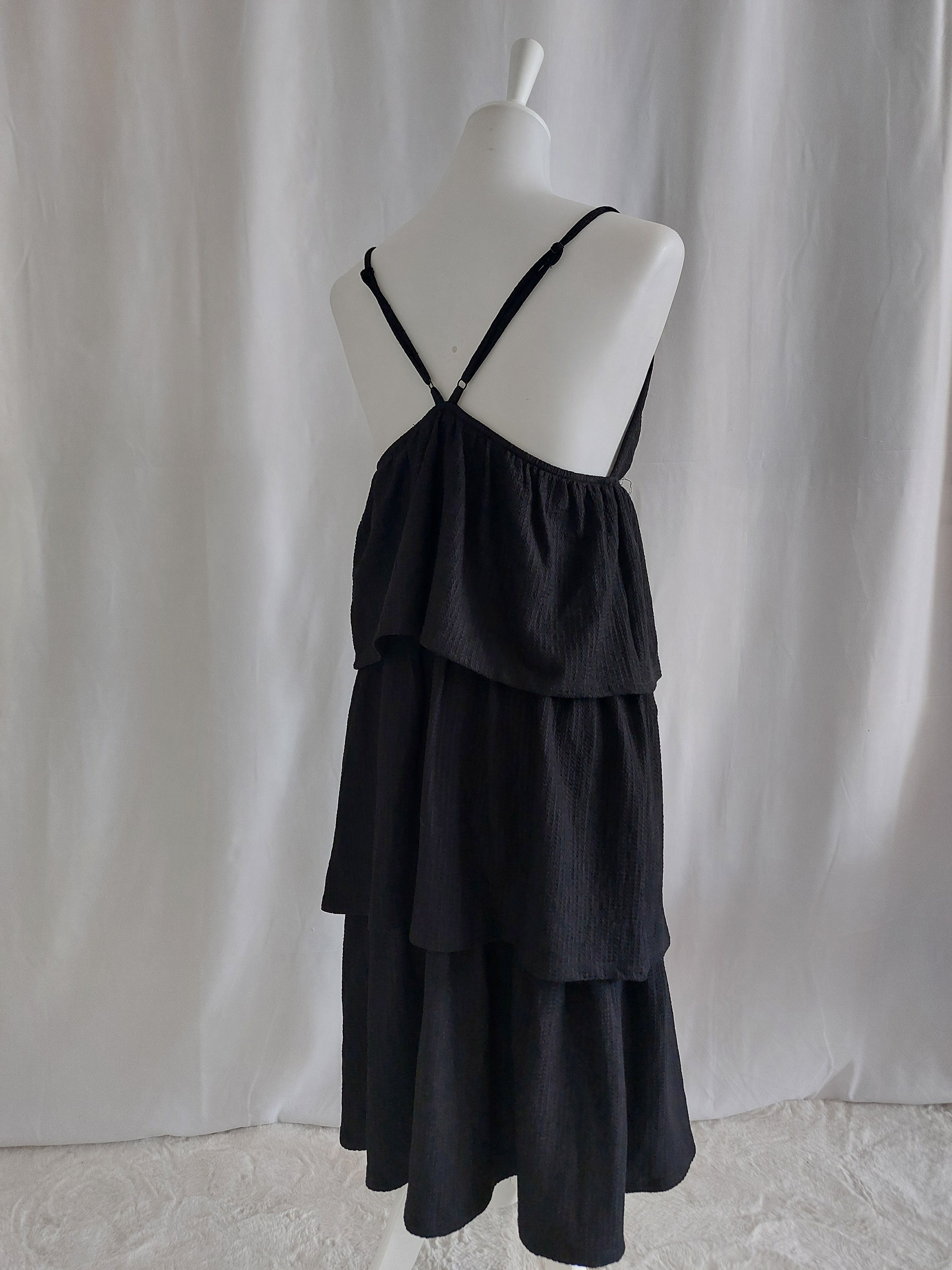 Schwarzes Kleid im Maxikleid-Stil
