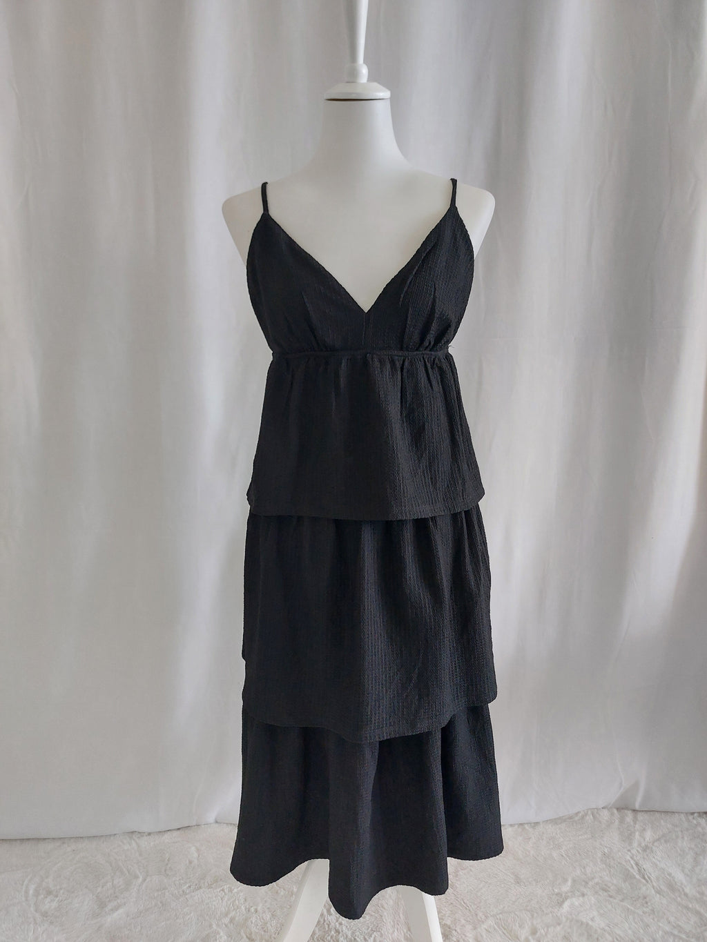 Schwarzes Kleid im Maxikleid-Stil