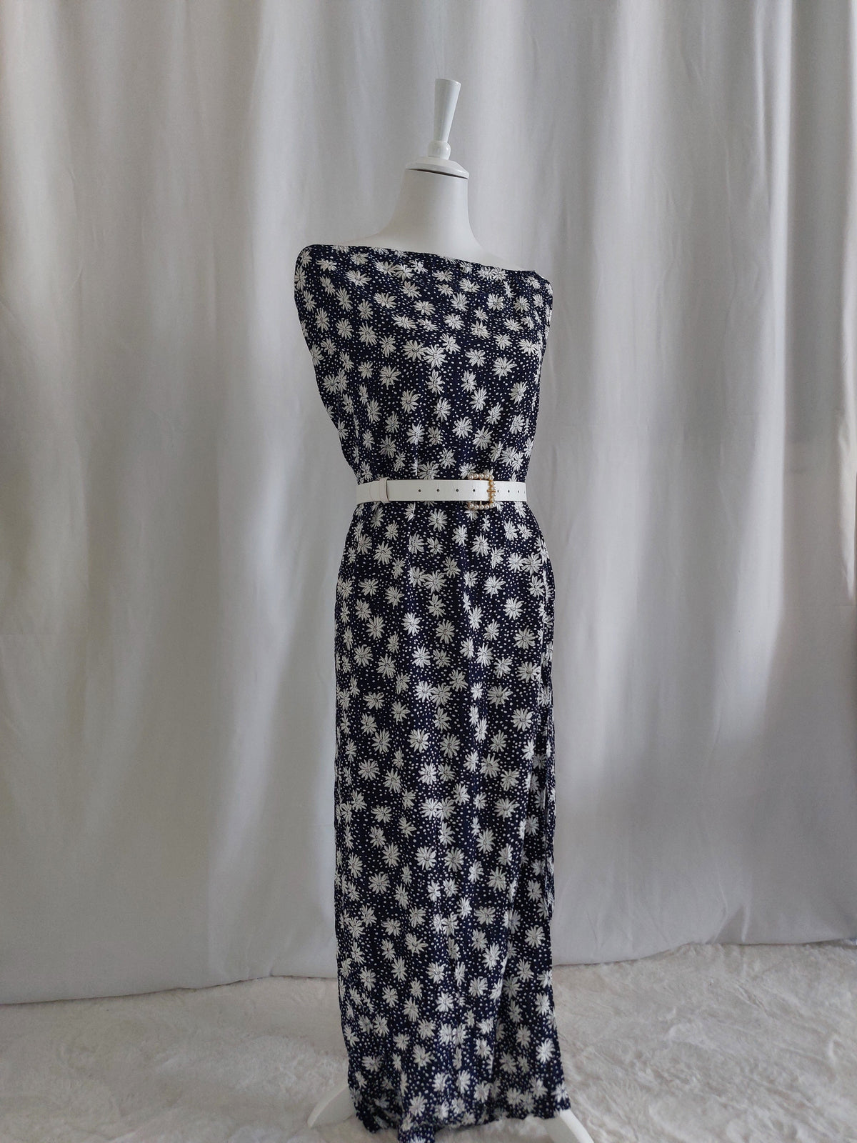 Trägerloses marineblaues Maxikleid mit weißen Blumenmustern