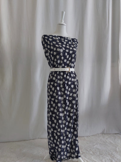 Trägerloses marineblaues Maxikleid mit weißen Blumenmustern