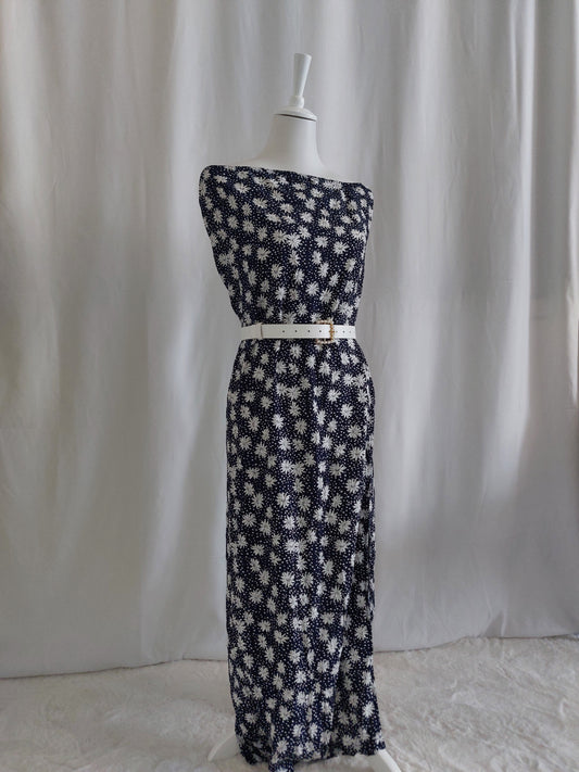 Trägerloses marineblaues Maxikleid mit weißen Blumenmustern