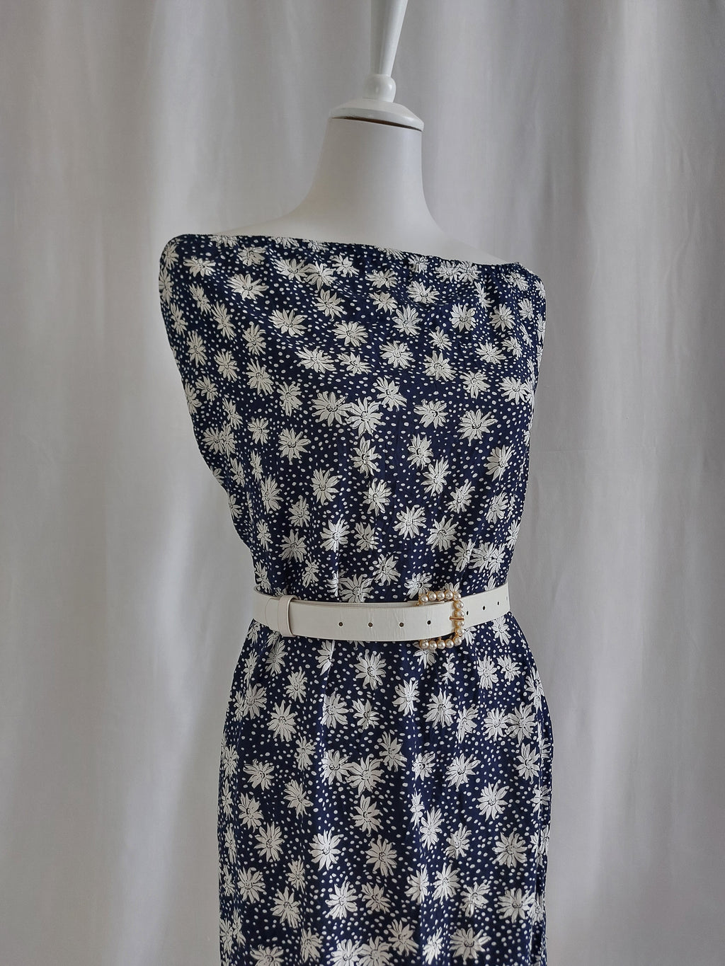 Trägerloses marineblaues Maxikleid mit weißen Blumenmustern