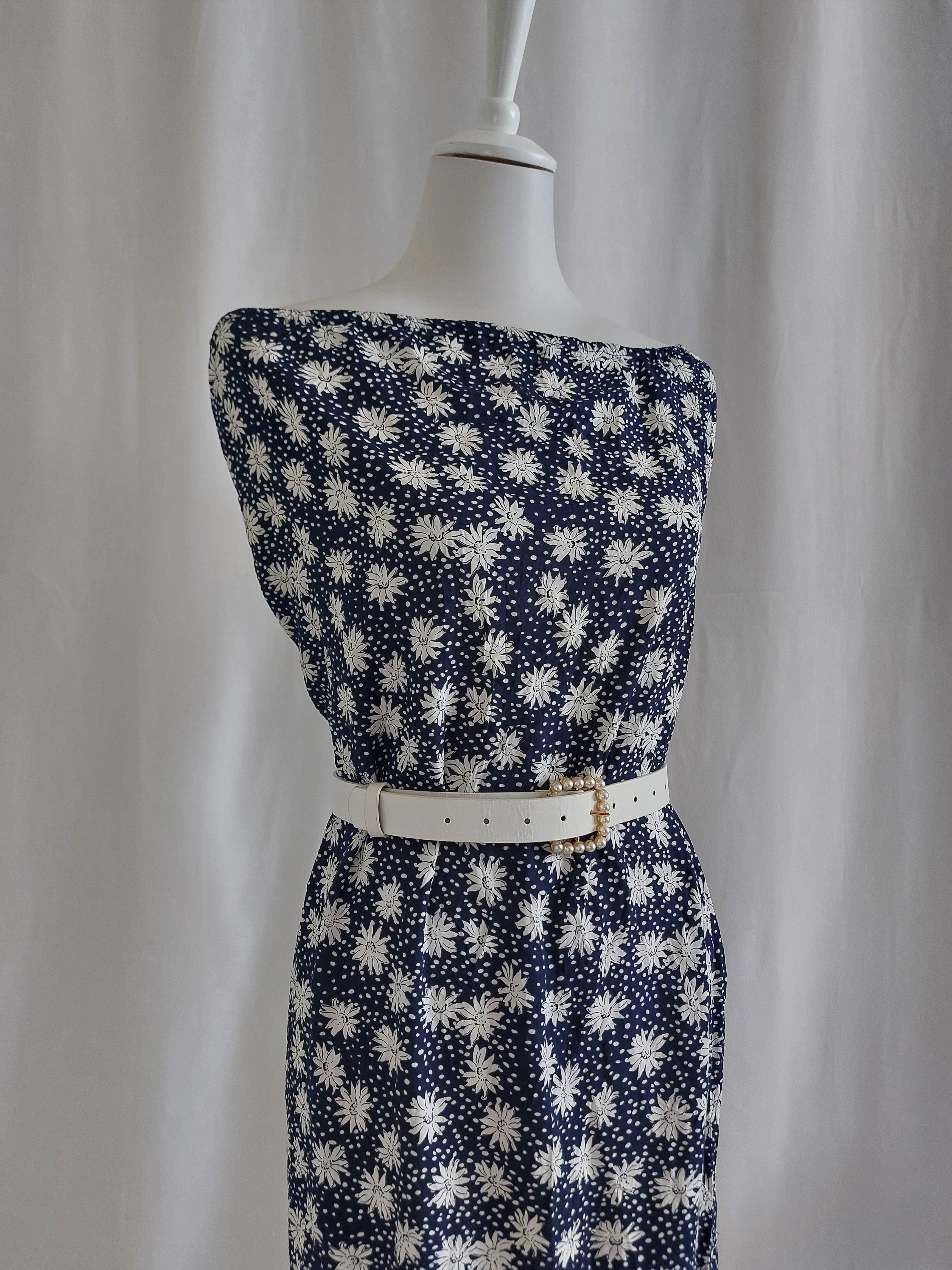 Trägerloses marineblaues Maxikleid mit weißen Blumenmustern