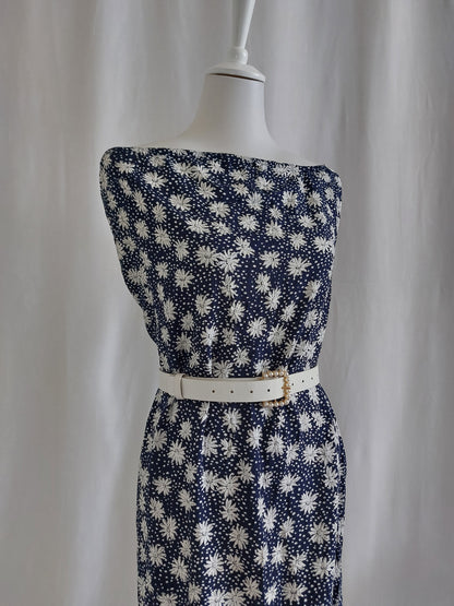 Trägerloses marineblaues Maxikleid mit weißen Blumenmustern