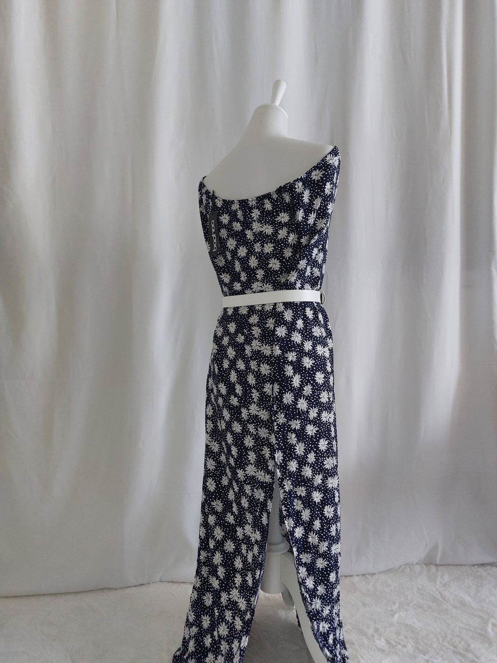 Trägerloses marineblaues Maxikleid mit weißen Blumenmustern