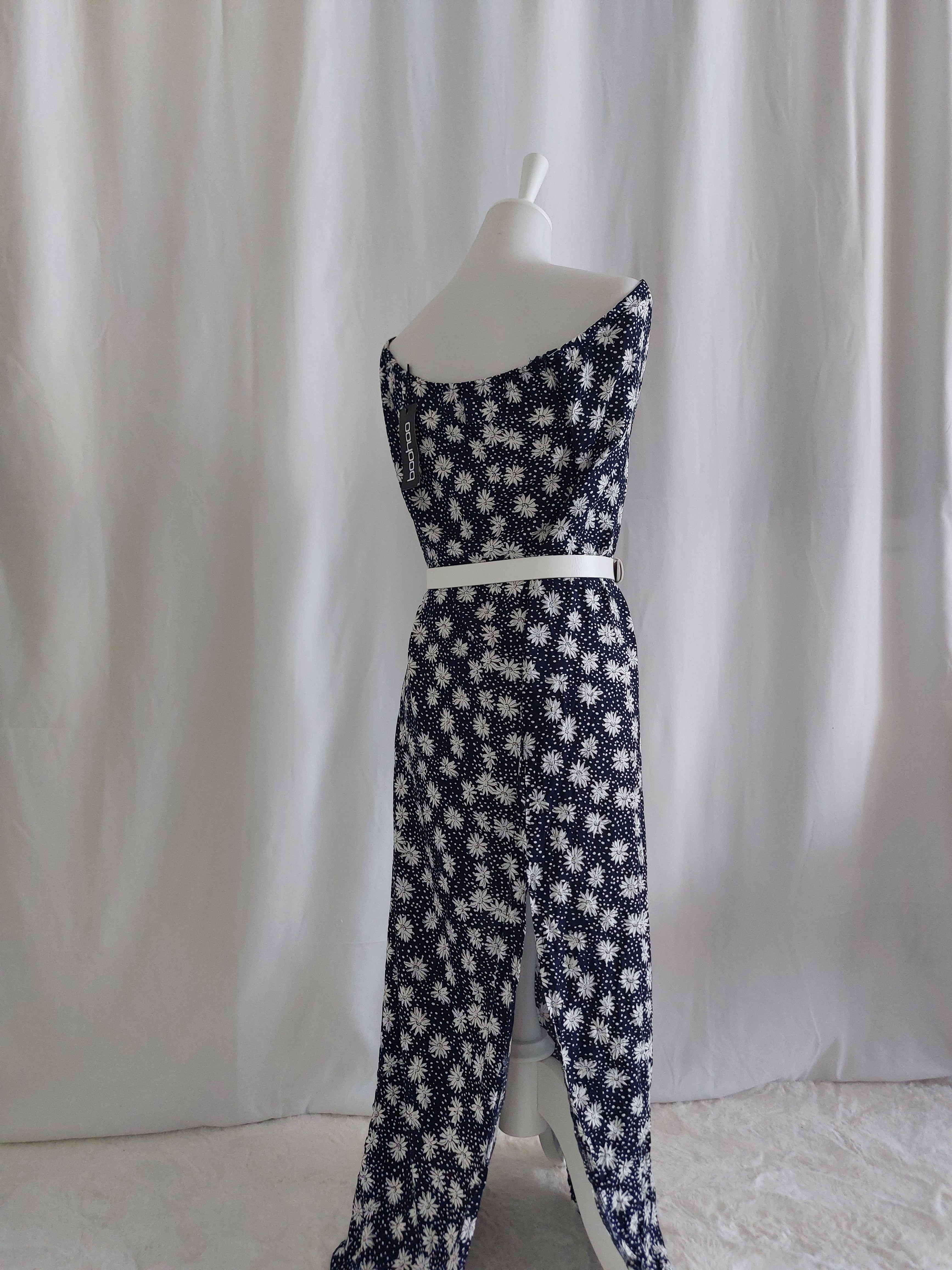 Trägerloses marineblaues Maxikleid mit weißen Blumenmustern