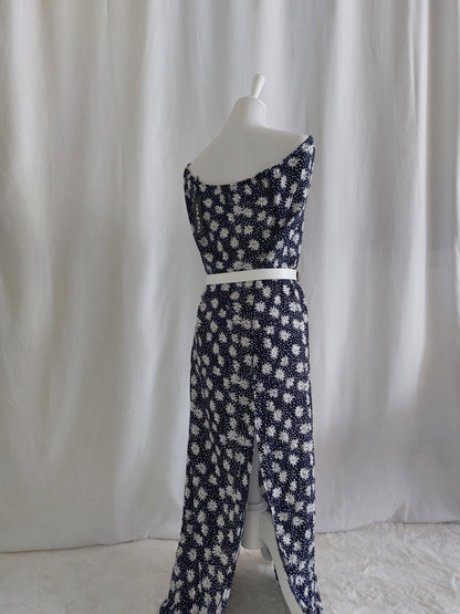 Trägerloses marineblaues Maxikleid mit weißen Blumenmustern