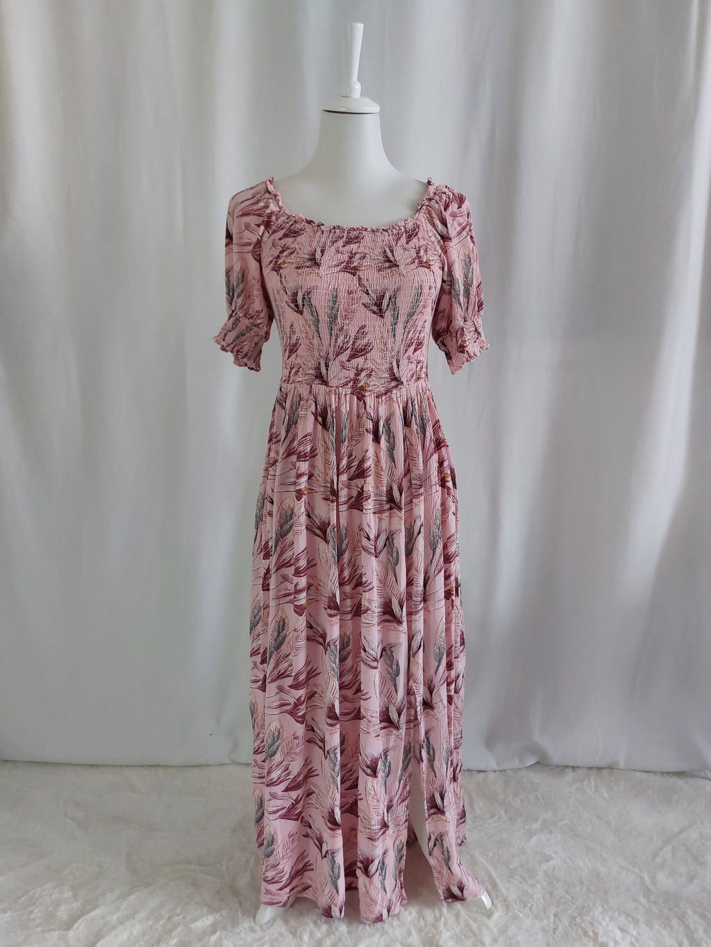 Elegantes Maxikleid mit rosafarbenem Blumenmuster