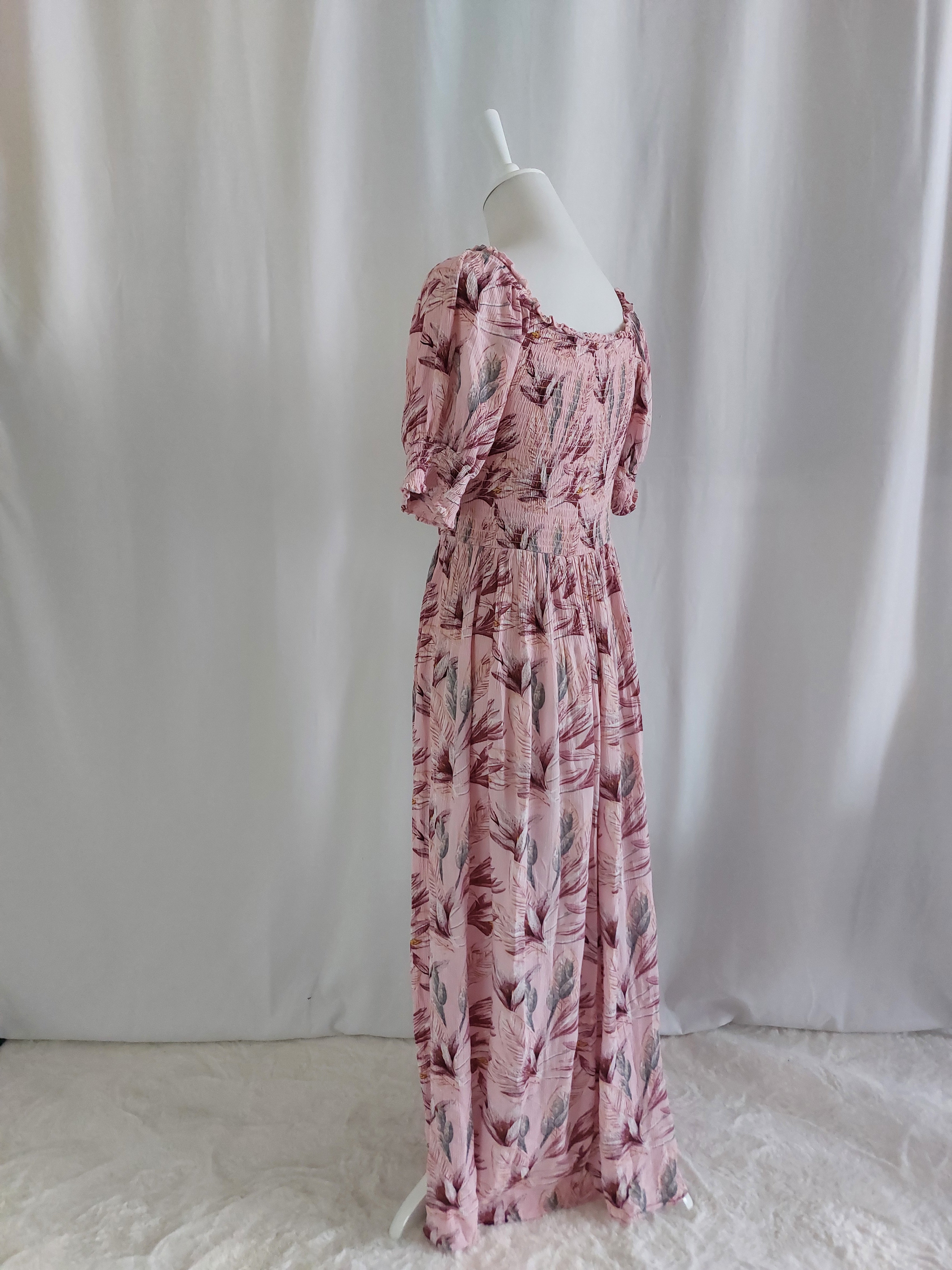 Elegantes Maxikleid mit rosafarbenem Blumenmuster