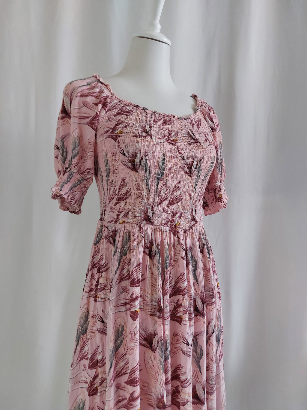 Elegantes Maxikleid mit rosafarbenem Blumenmuster