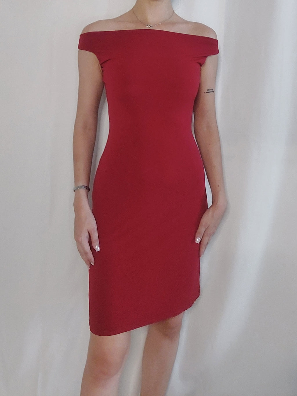 Elegantes, figurbetontes rotes Kleid