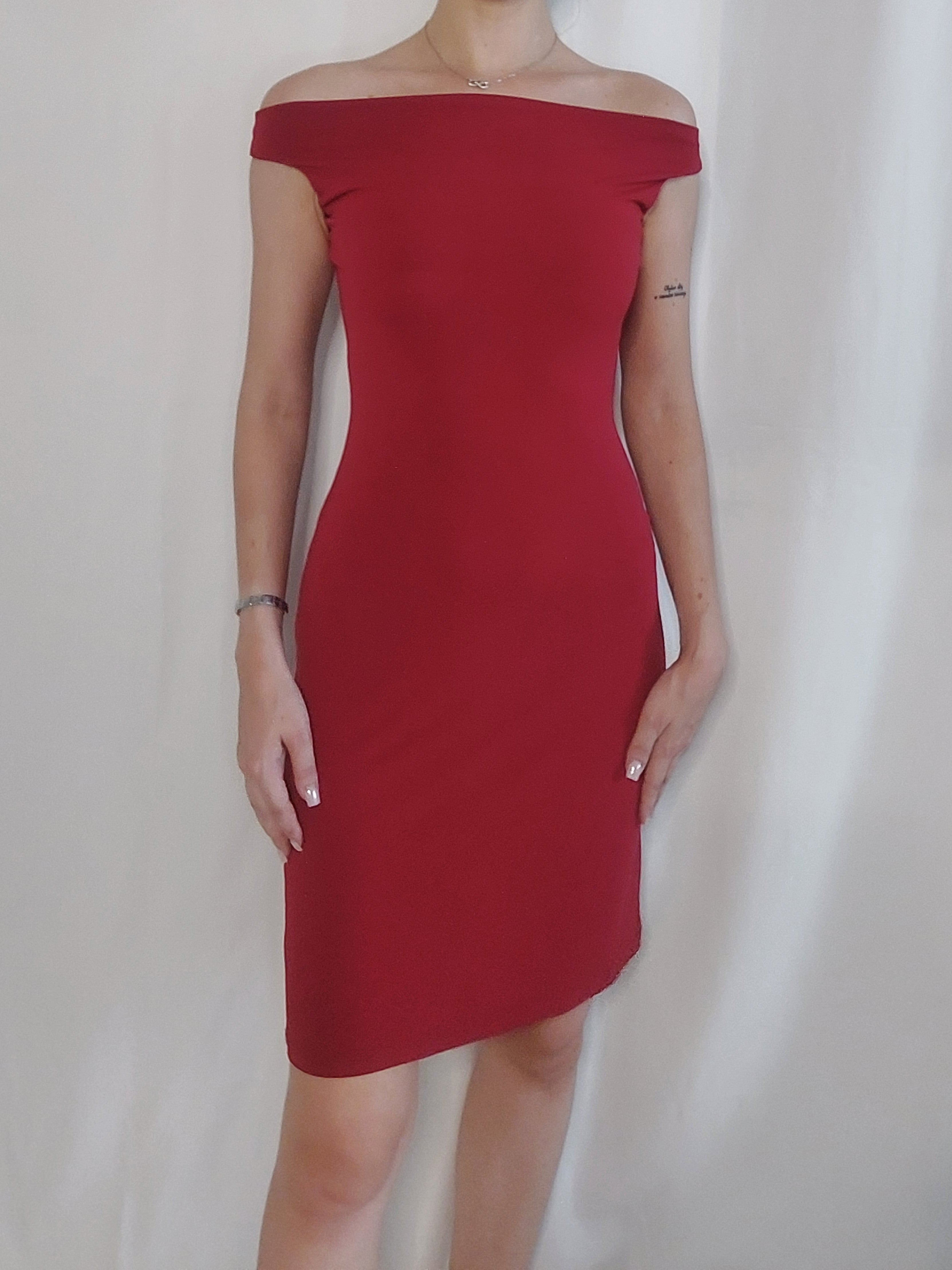 Elegantes, figurbetontes rotes Kleid