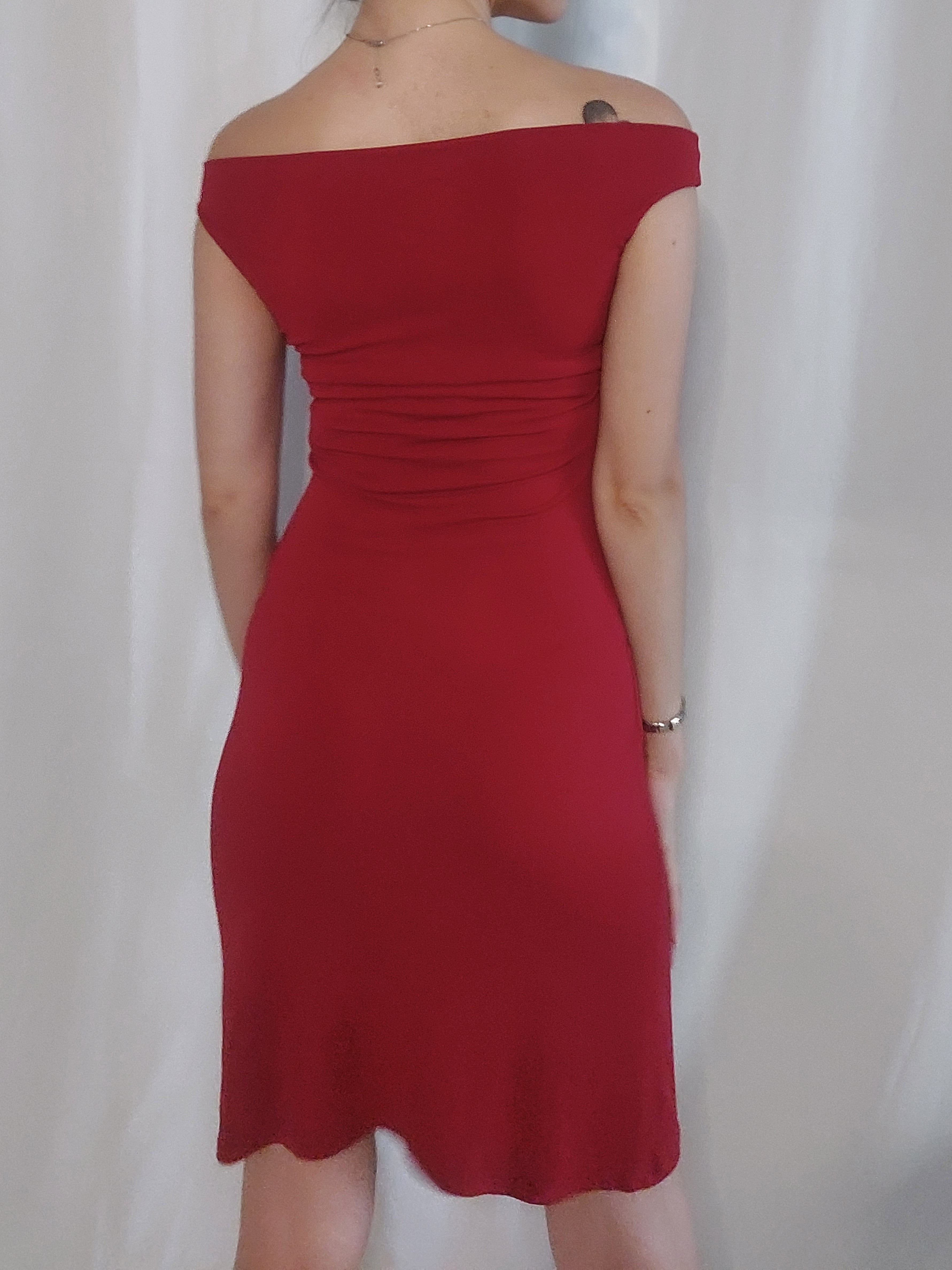 Elegantes, figurbetontes rotes Kleid