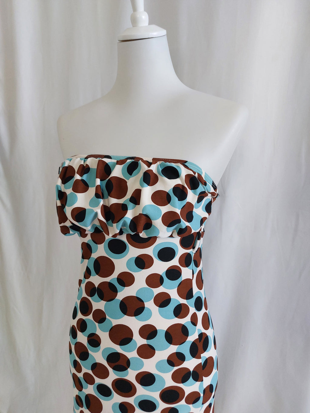 Blau-braunes gepunktetes Sommerkleid