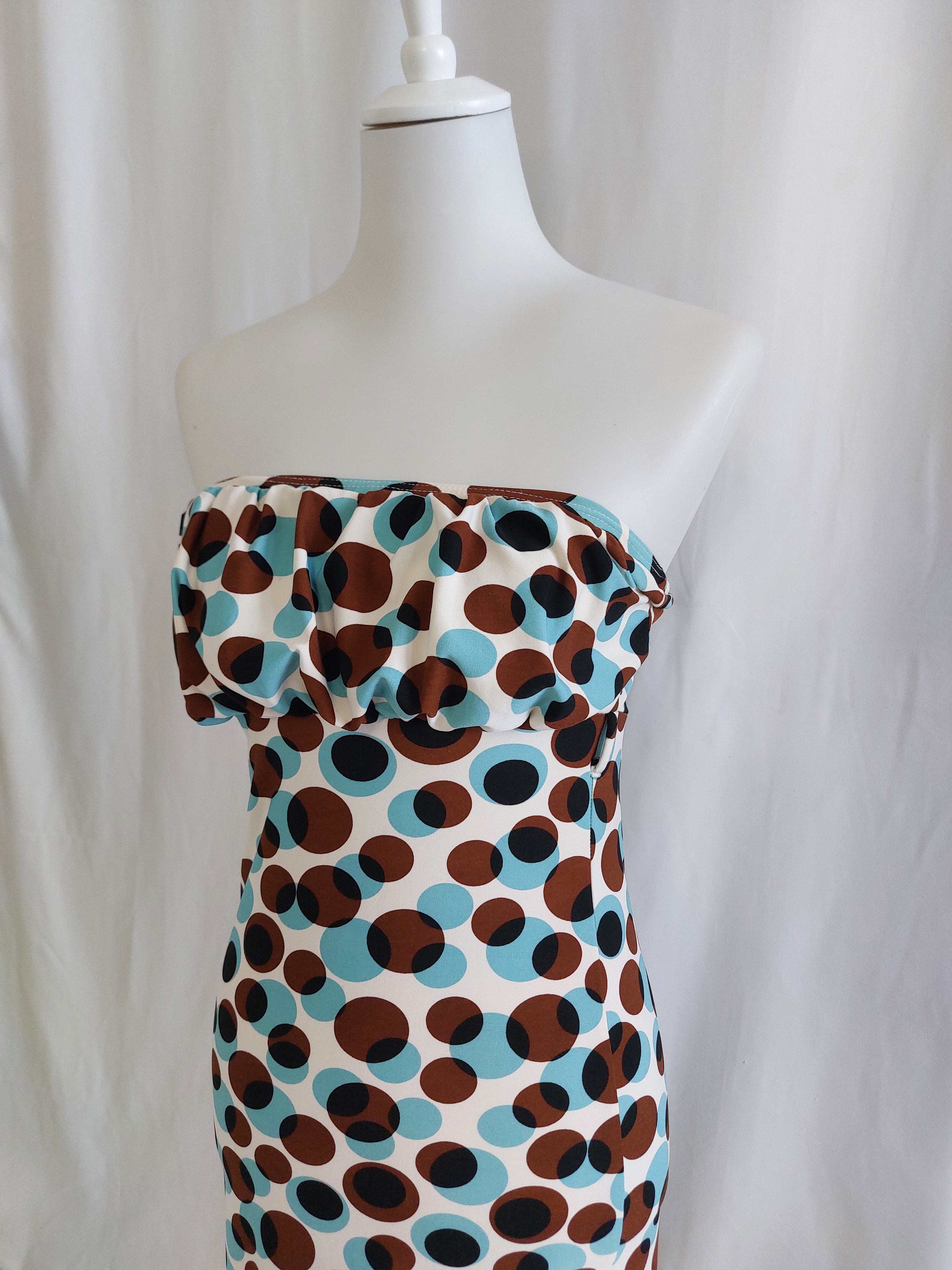 Blau-braunes gepunktetes Sommerkleid