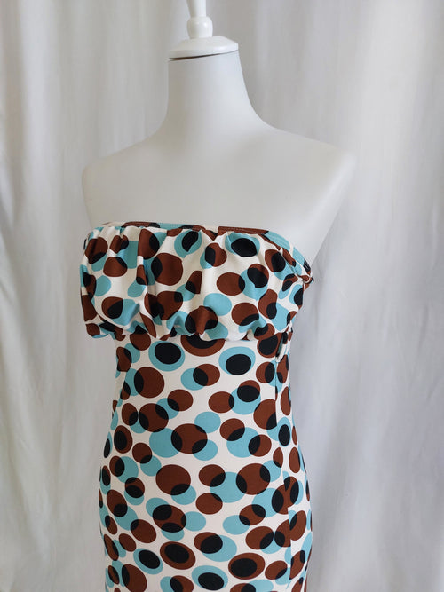 Blau-braunes gepunktetes Sommerkleid