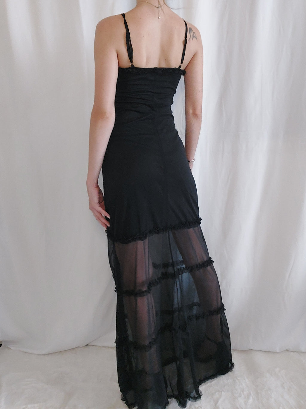 Auffälliges schwarzes Kleid