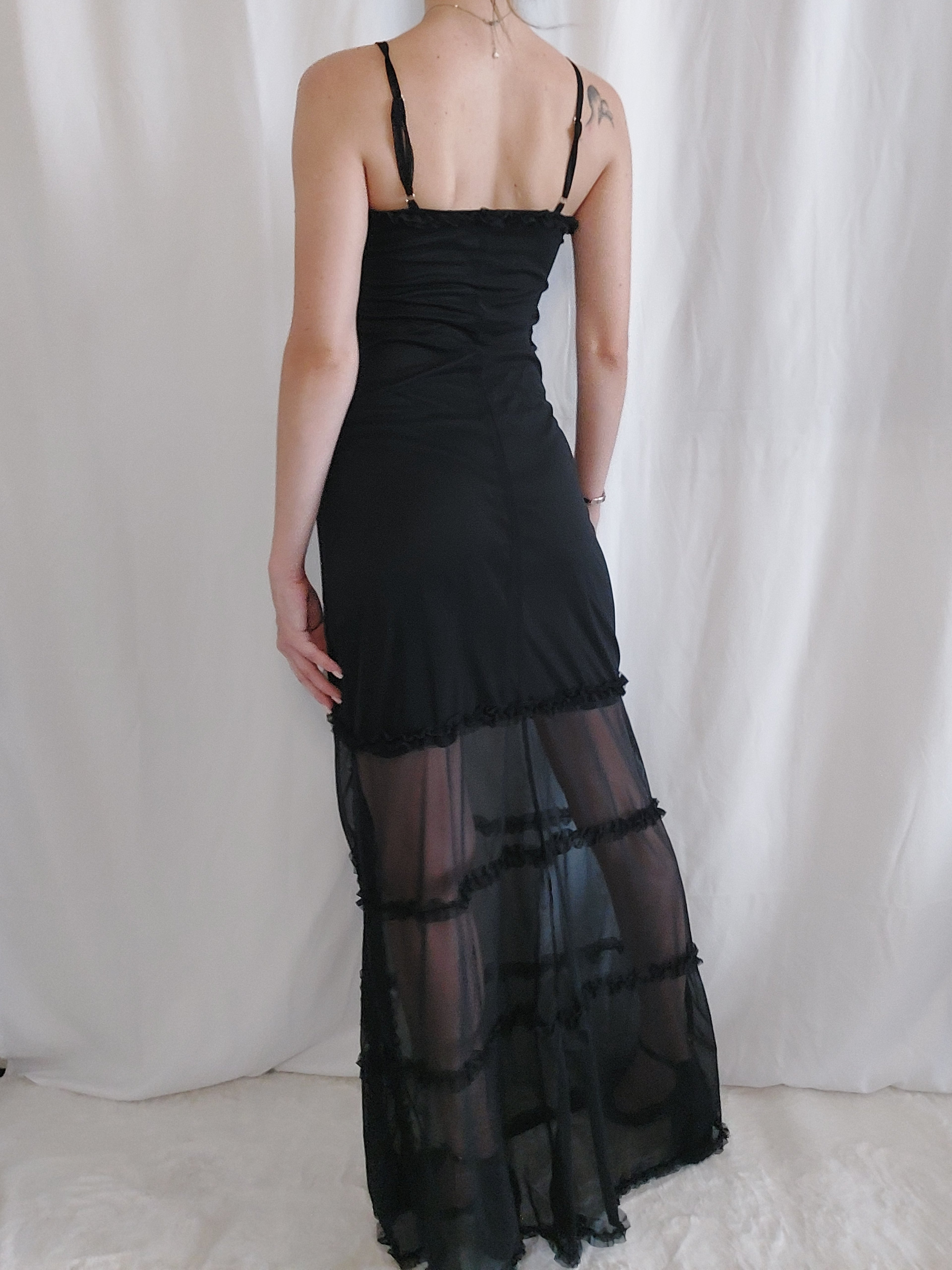 Auffälliges schwarzes Kleid