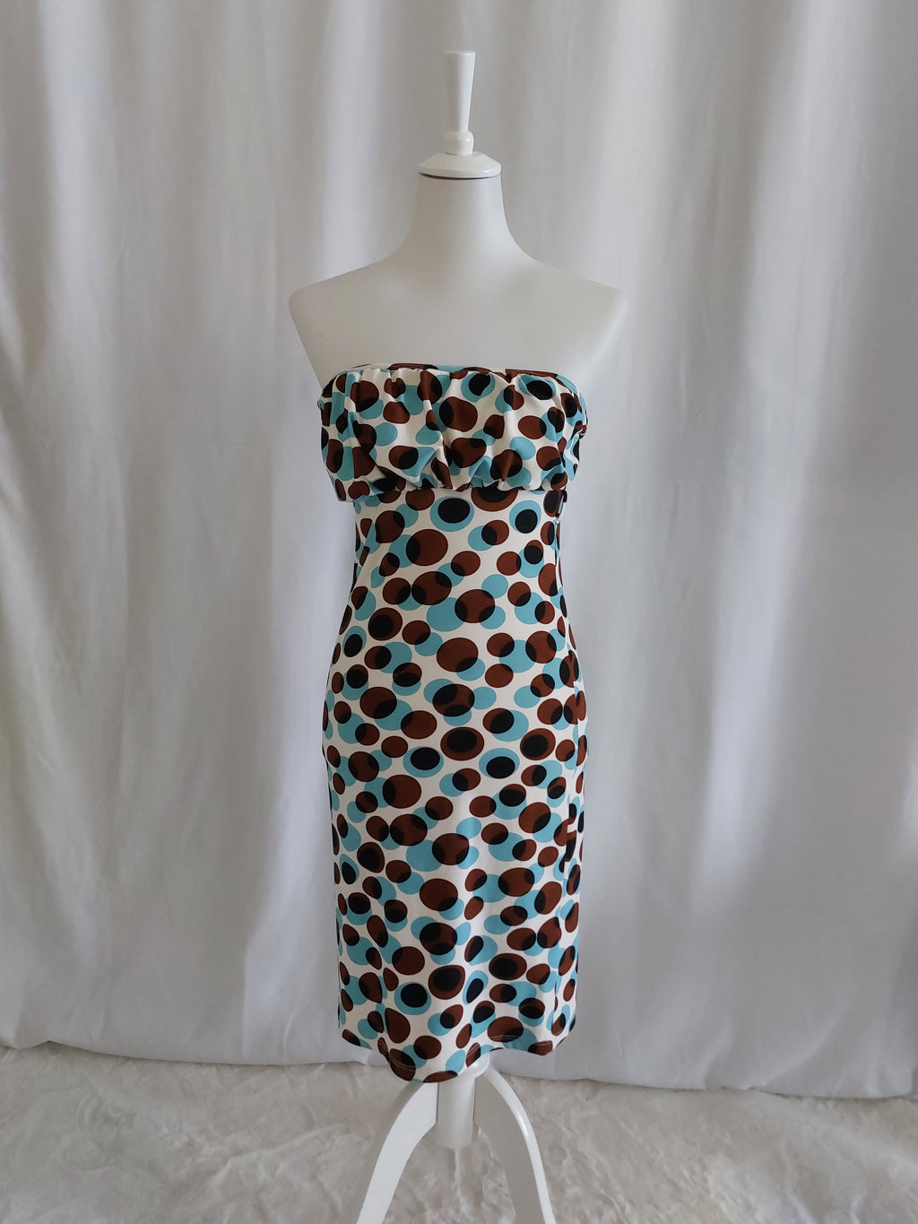 Blau-braunes gepunktetes Sommerkleid