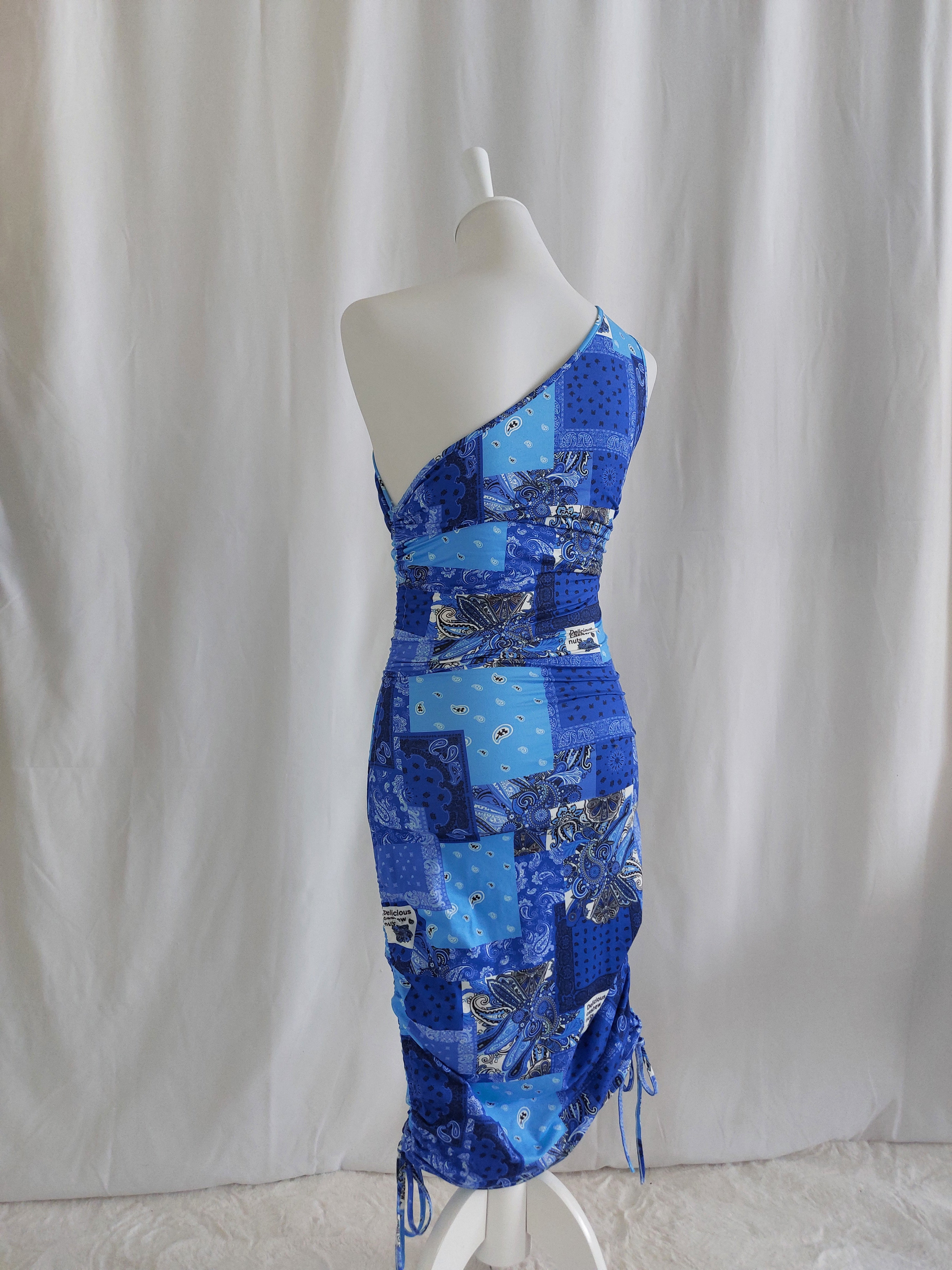Lässiges blaues Sommerkleid