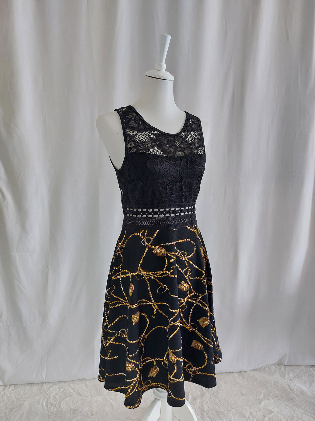 Elegantes Kleid mit Spitzenoberteil