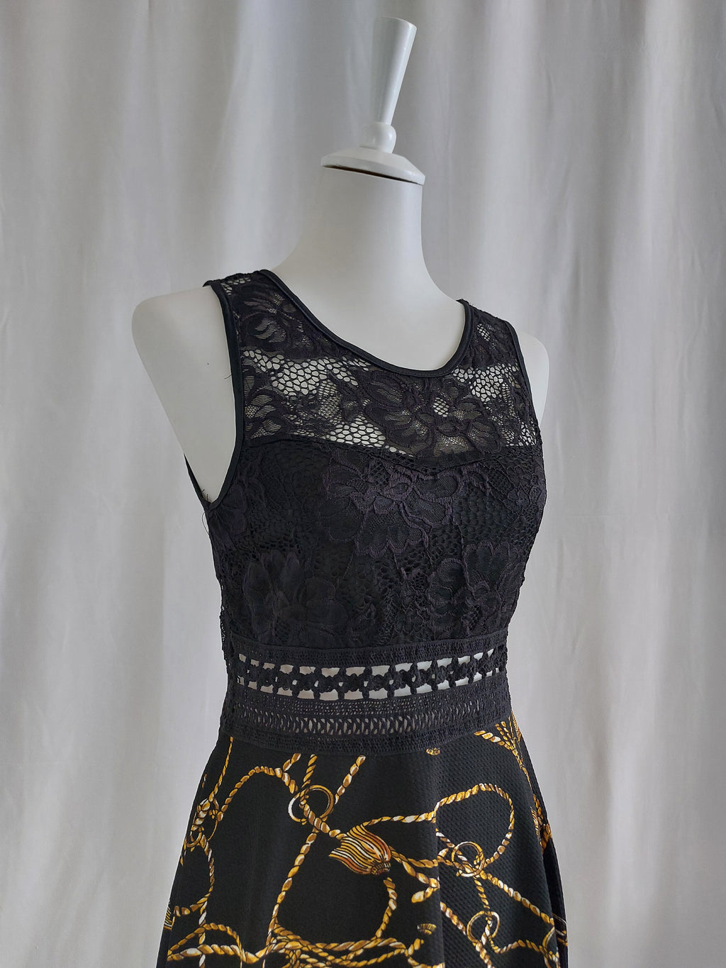 Elegantes Kleid mit Spitzenoberteil