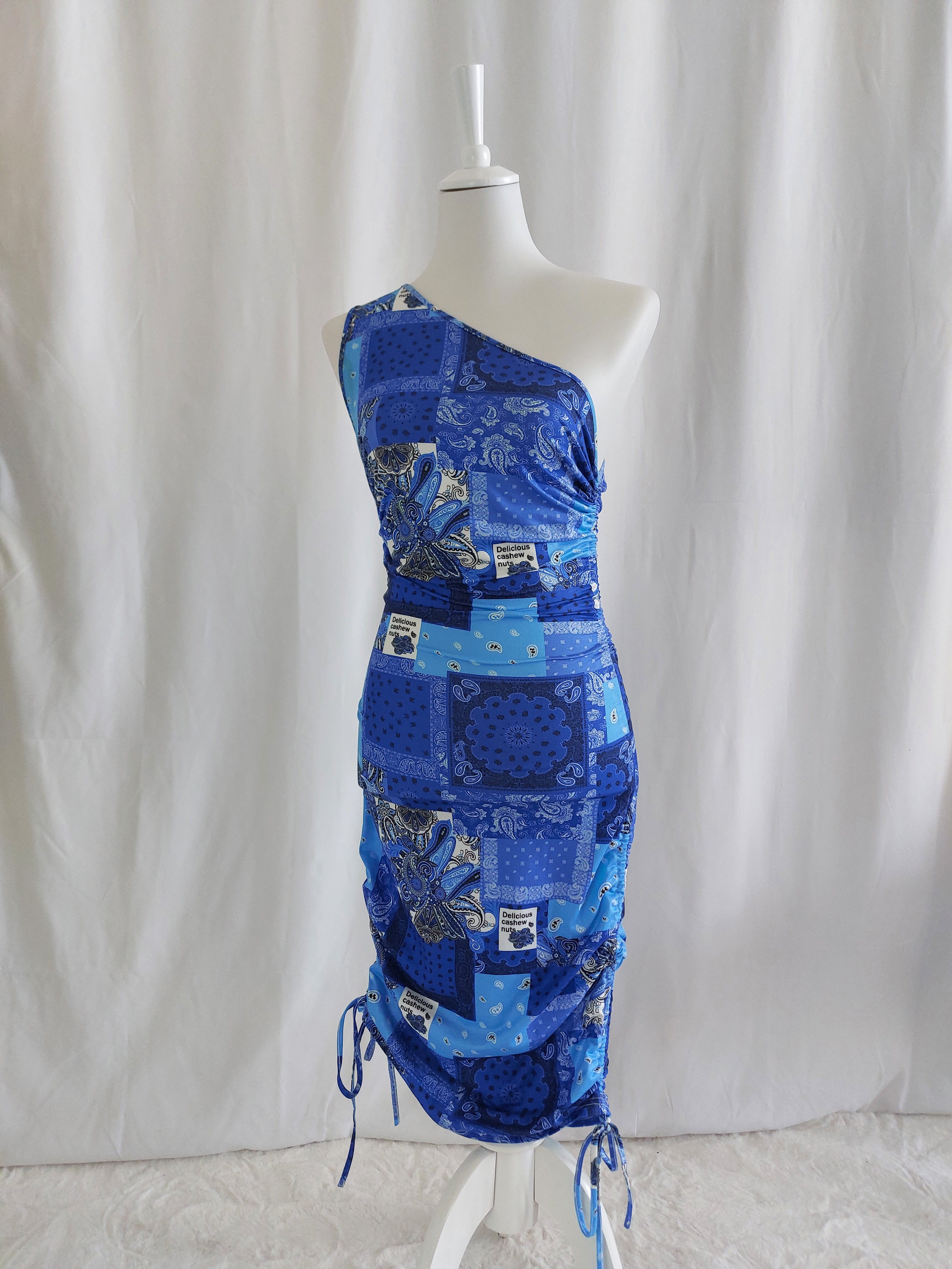 Lässiges blaues Sommerkleid