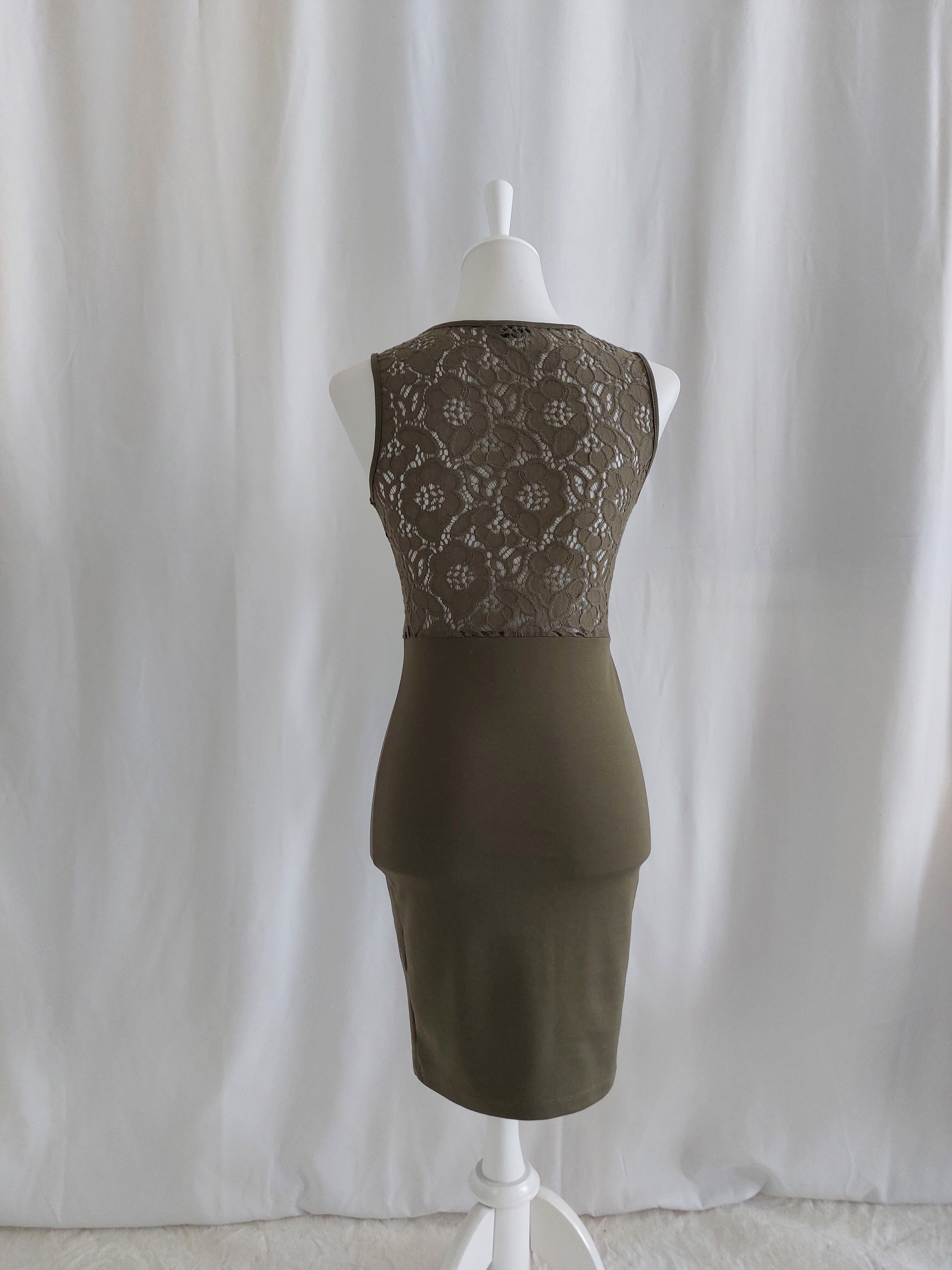 Khakifarbenes Businesskleid mit Spitzenrücken