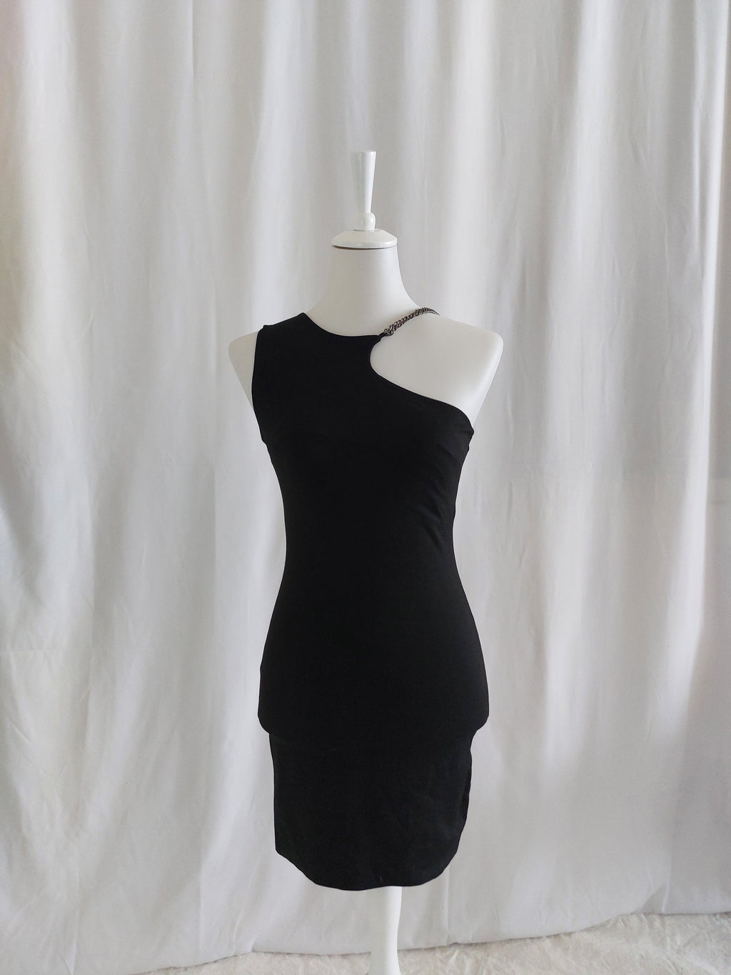 Schwarzes figurbetontes Minikleid