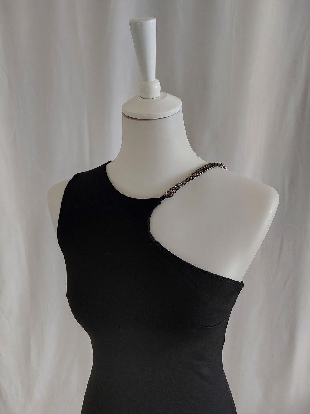 Schwarzes figurbetontes Minikleid