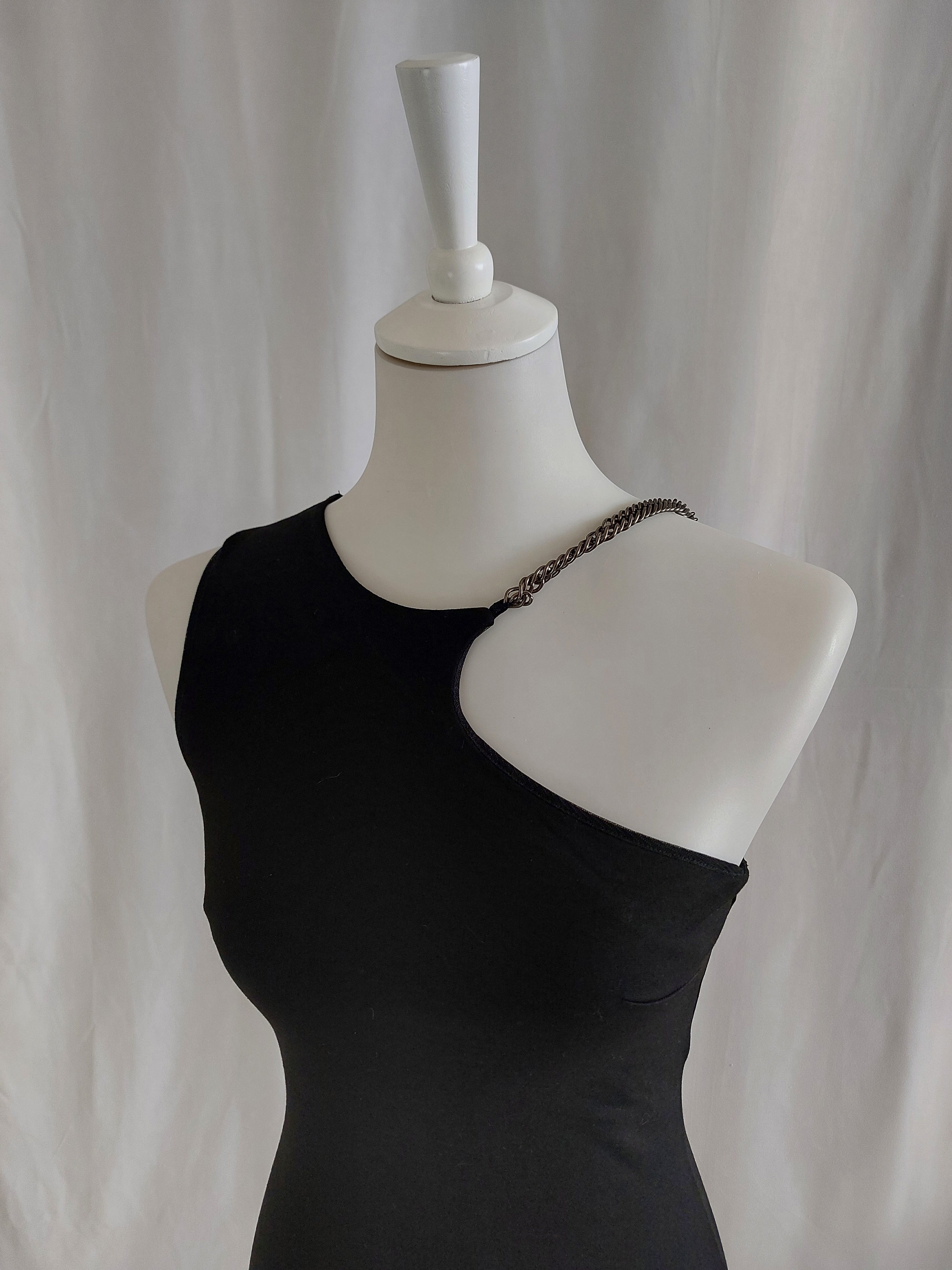 Schwarzes figurbetontes Minikleid