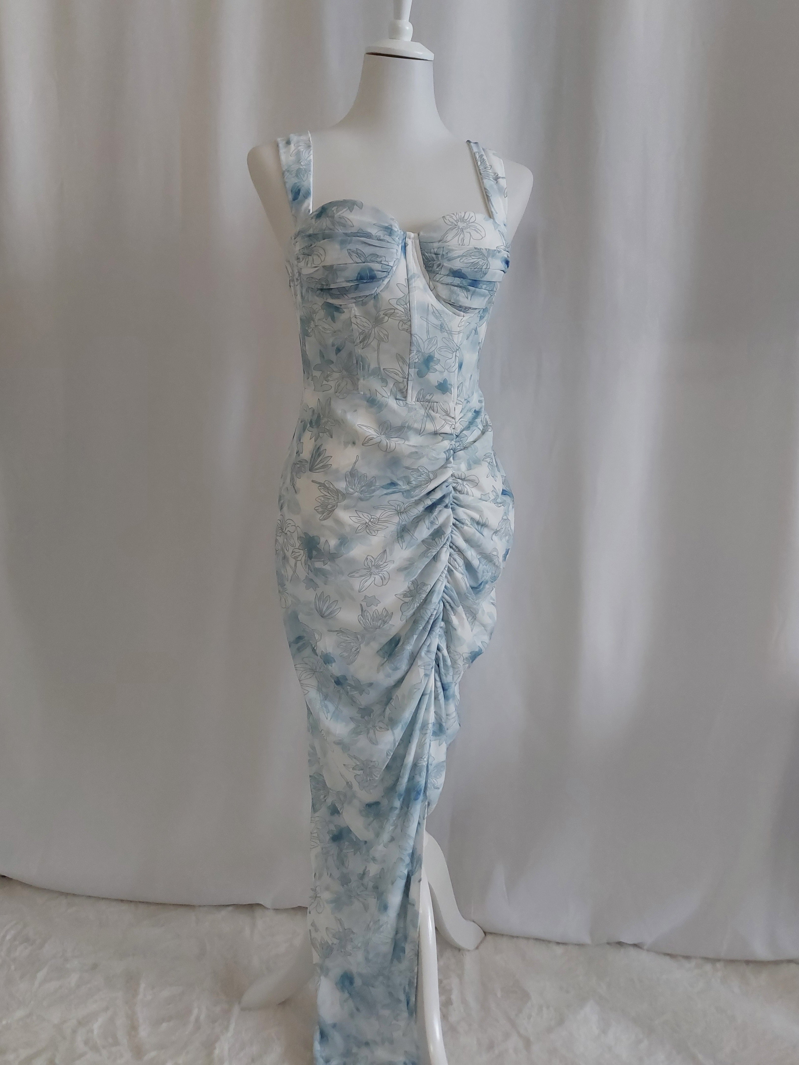 Satin-Maxikleid mit floralem Print - Blau