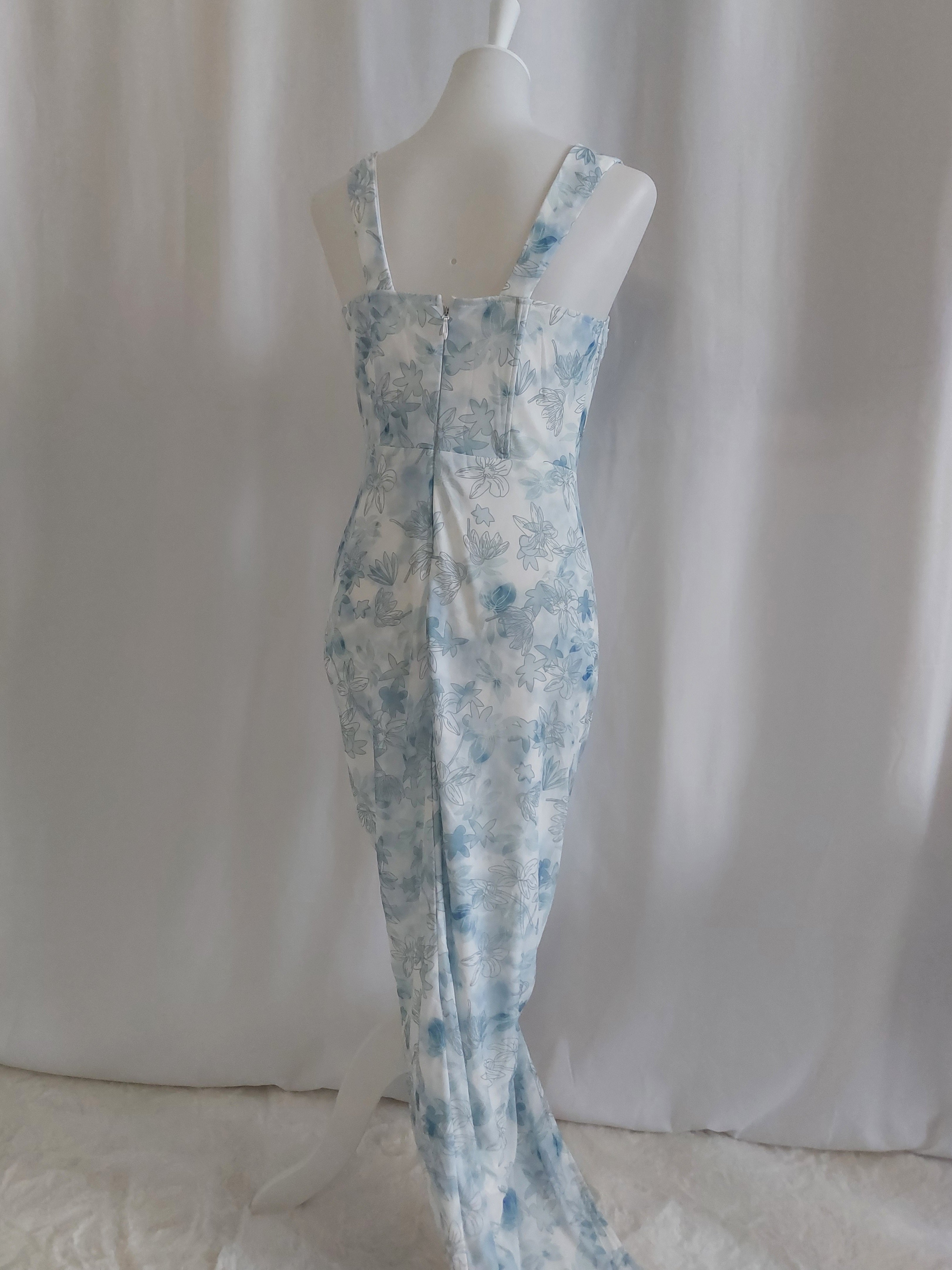 Satin-Maxikleid mit floralem Print - Blau