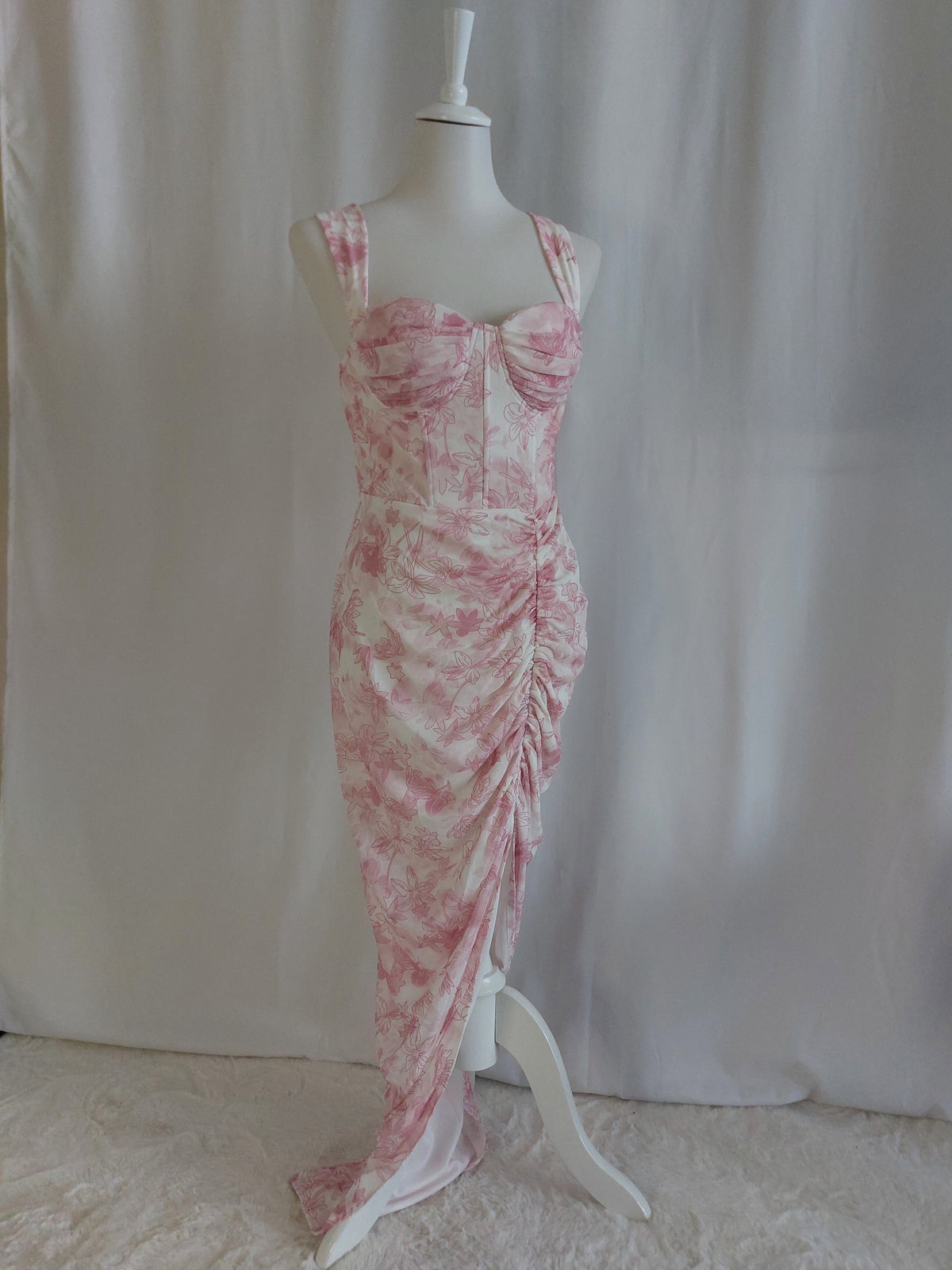 Satin-Maxikleid mit floralem Print - Rosa